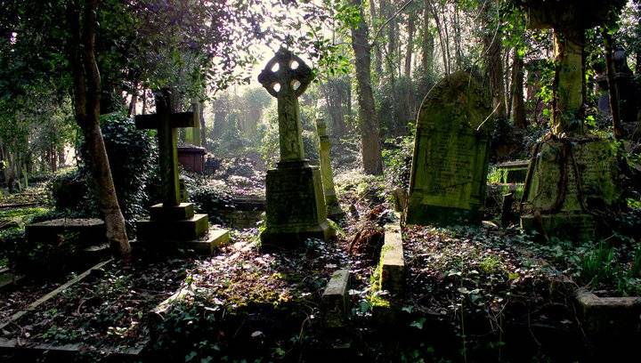 Highgate Cemetery in London - Vampires